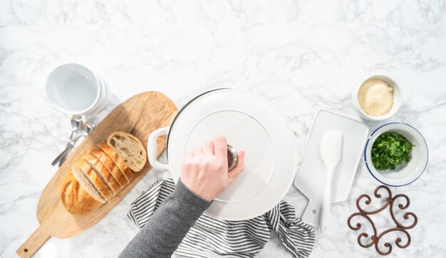 Kolacja przy świecach i przygotowanie dania